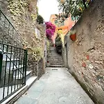 Apartment Historic Downtown By The Sea With King Bed Monterosso al Mare