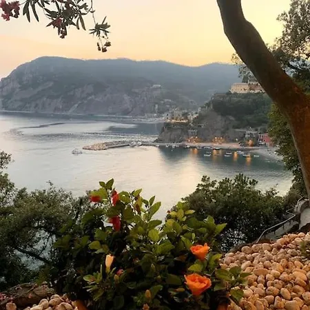 Apartment Historic Downtown By The Sea With King Bed Monterosso al Mare